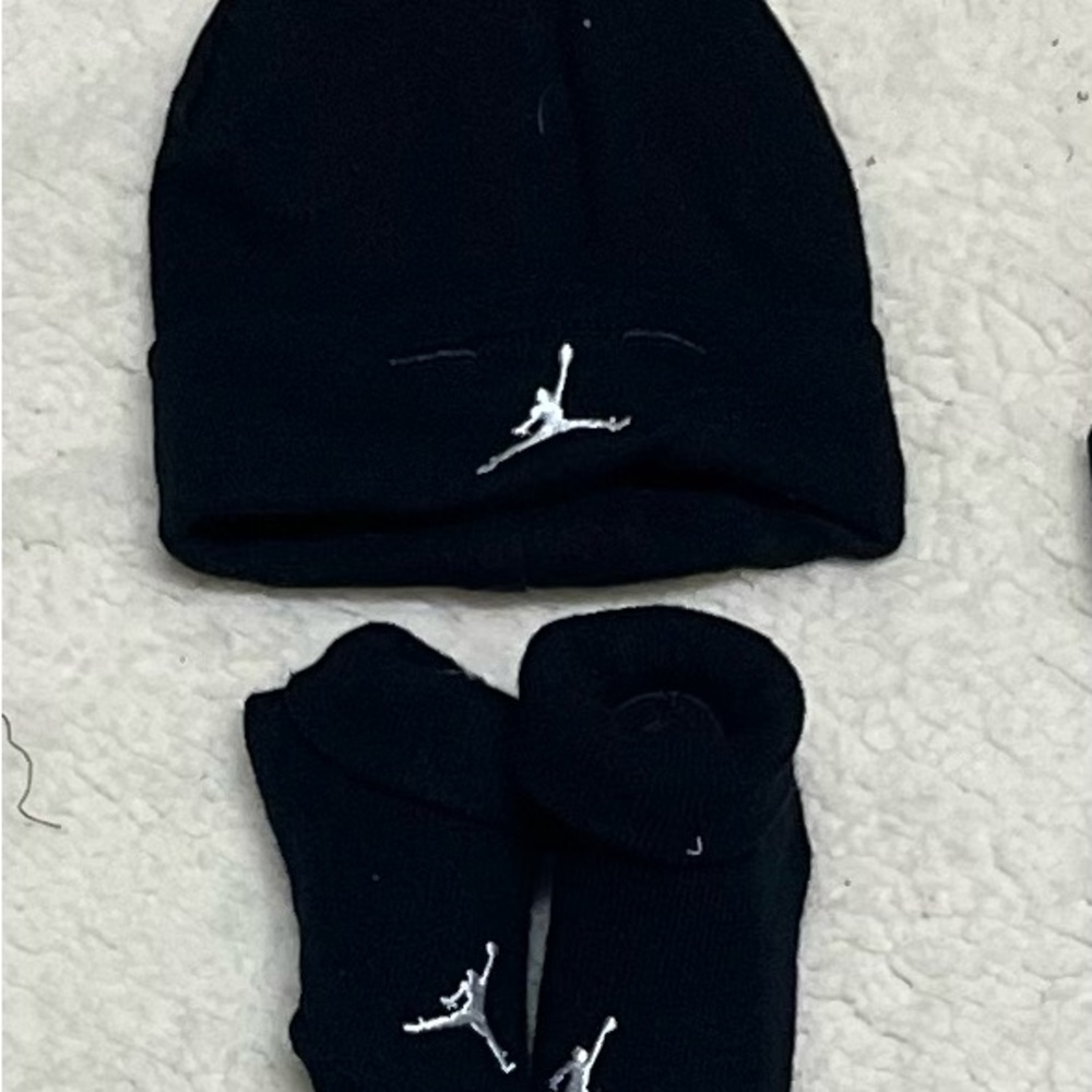 Air Jordan Black Beanie and Socks Set with Logo size 6-12 months